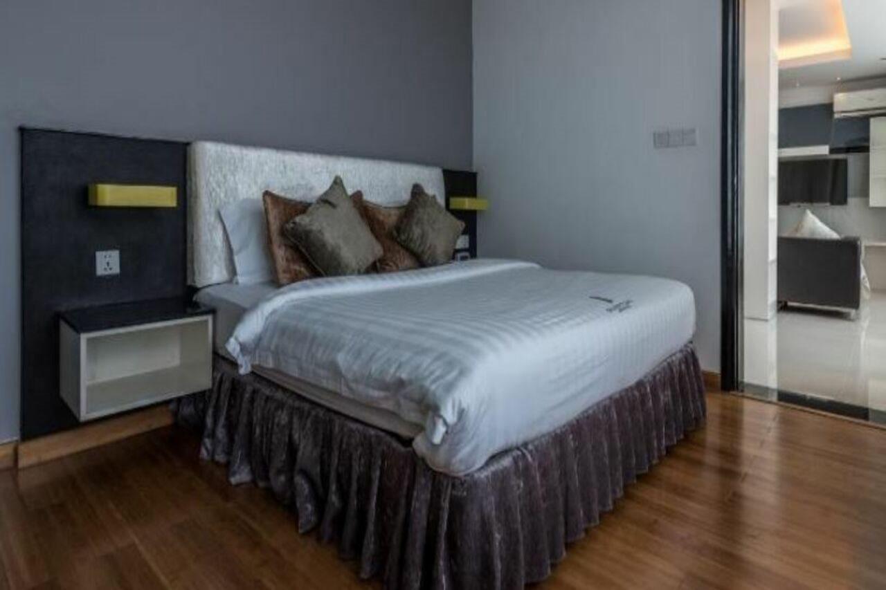 Naki Suites @ Silvertown Phnom-Penh Buitenkant foto