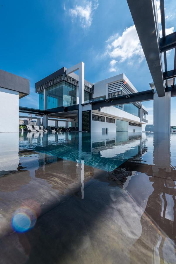 Naki Suites @ Silvertown Phnom-Penh Buitenkant foto