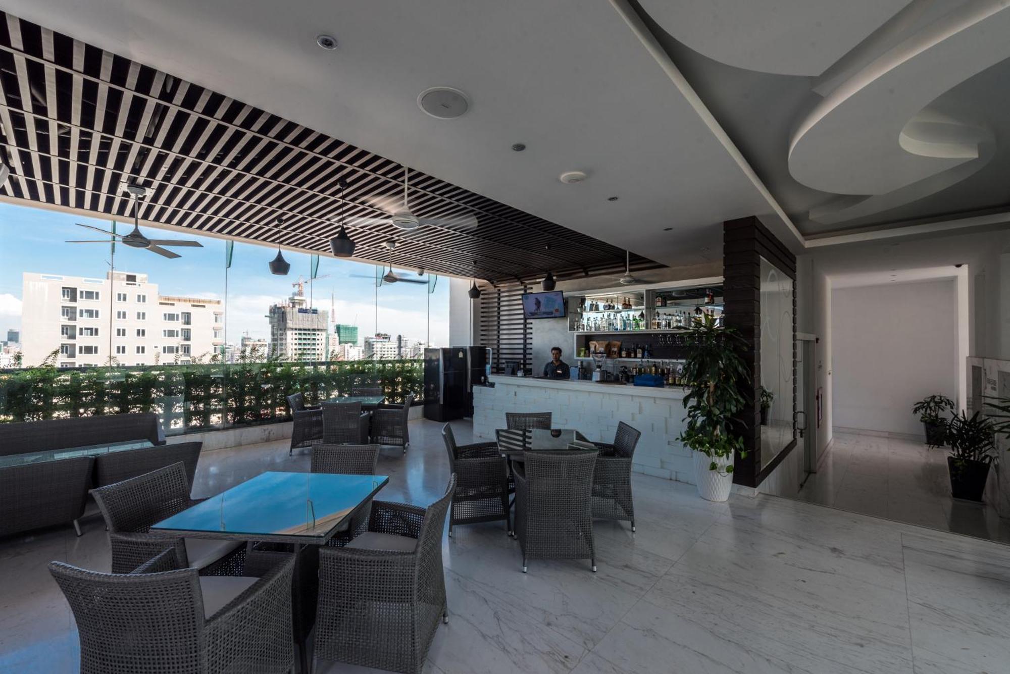 Naki Suites @ Silvertown Phnom-Penh Buitenkant foto