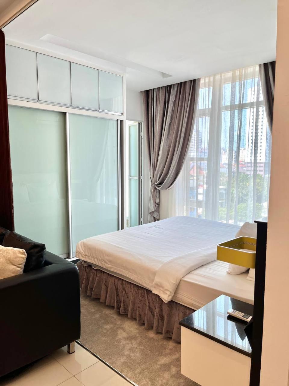 Naki Suites @ Silvertown Phnom-Penh Buitenkant foto