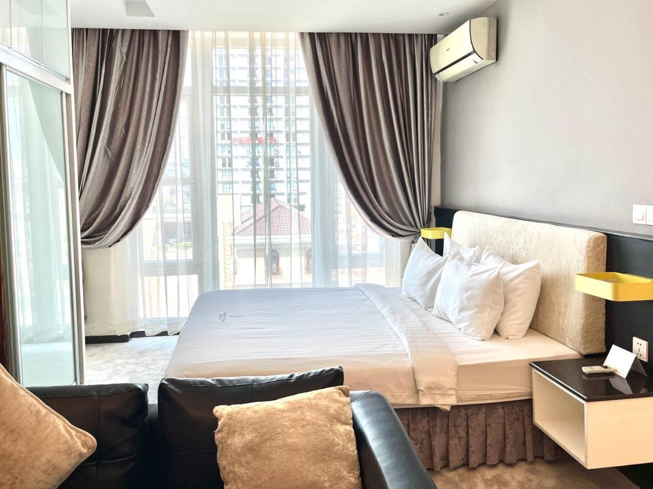 Naki Suites @ Silvertown Phnom-Penh Buitenkant foto