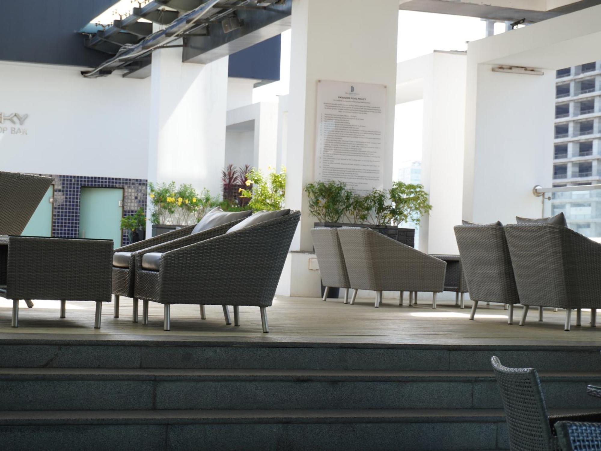 Naki Suites @ Silvertown Phnom-Penh Buitenkant foto