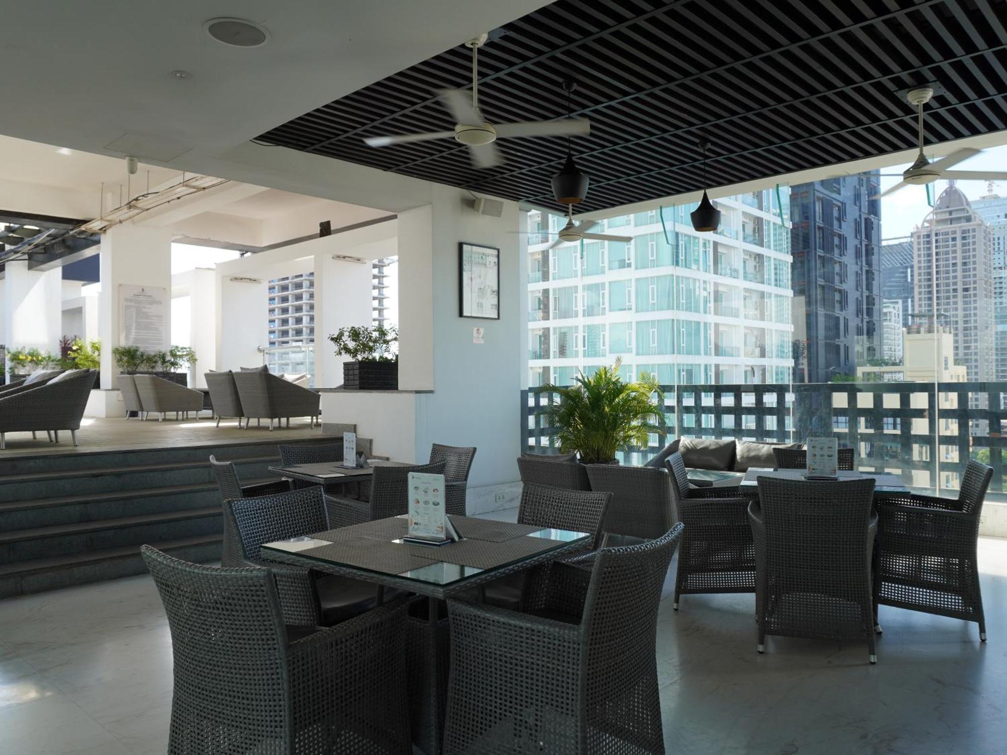 Naki Suites @ Silvertown Phnom-Penh Buitenkant foto