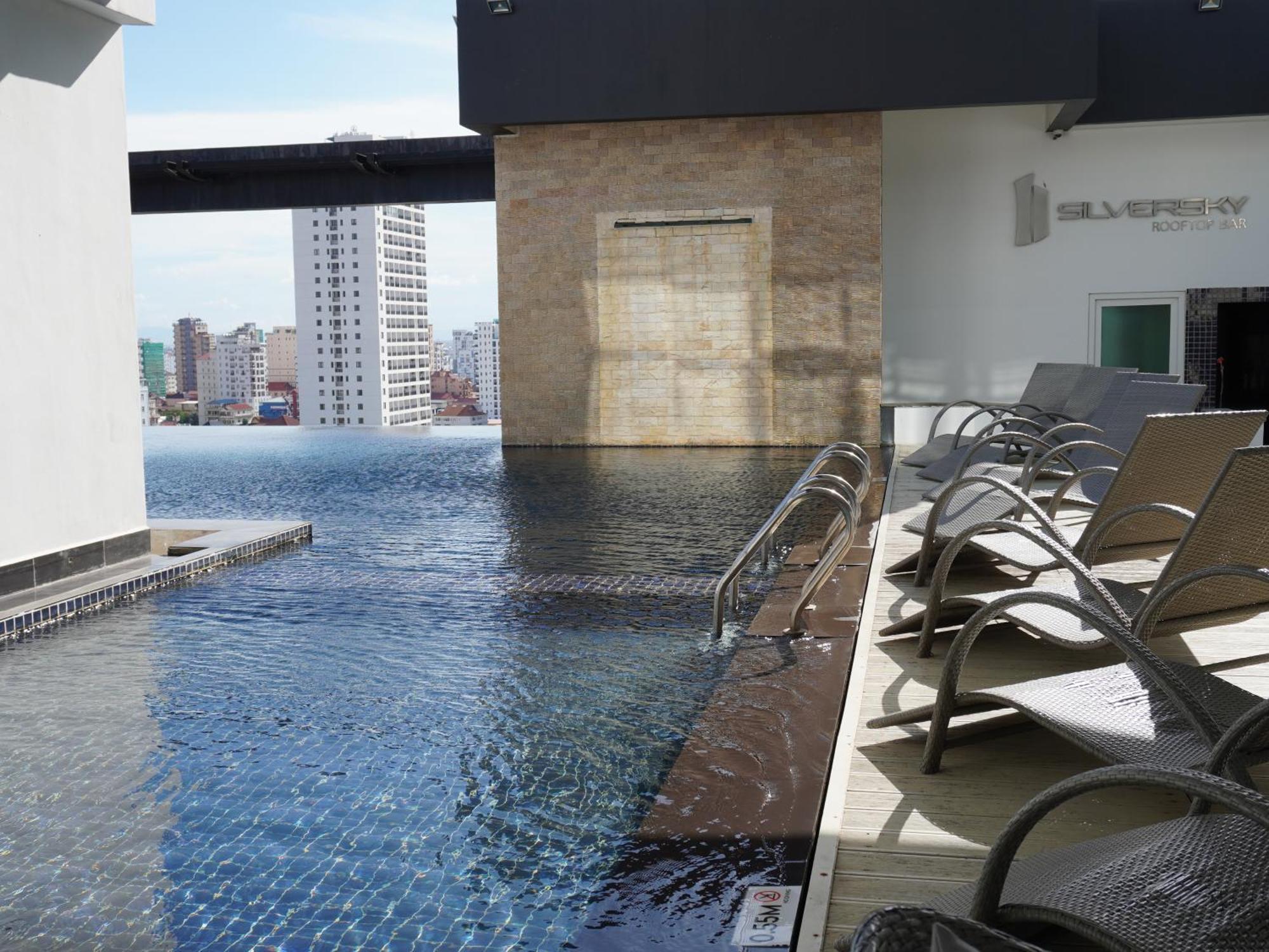 Naki Suites @ Silvertown Phnom-Penh Buitenkant foto